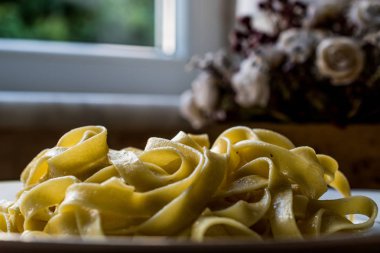 Düz Tagliatelle makarna beyaz plaka.