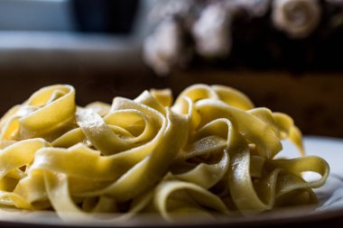 Düz Tagliatelle makarna beyaz plaka.