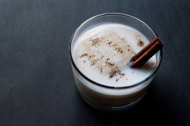 Horchata kabuk tarçın ve buz ile.