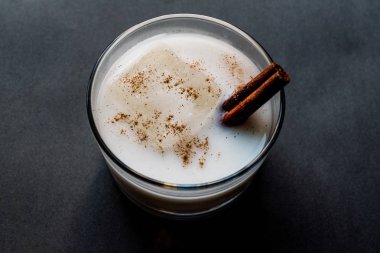 Horchata kabuk tarçın ve buz ile.