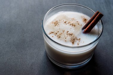 Horchata kabuk tarçın ve buz ile.