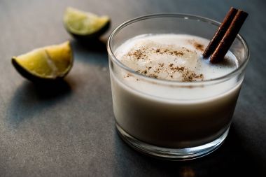 Horchata kabuk tarçın ve limon ile.