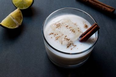 Horchata kabuk tarçın ve limon ile.