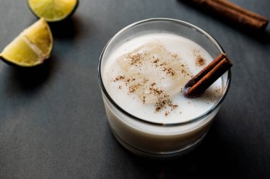 Horchata kabuk tarçın ve limon ile.