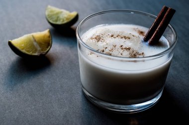 Horchata kabuk tarçın ve limon ile.