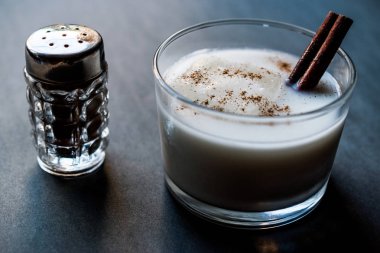 Horchata kabuk tarçın ve buz ile.