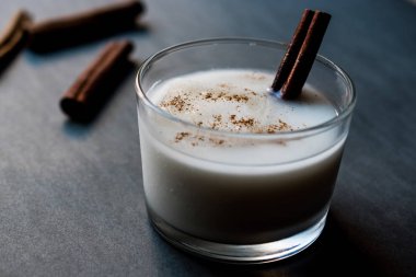 Horchata kabuk tarçın ve buz ile.