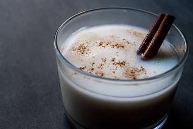 Horchata kabuk tarçın ve buz ile.