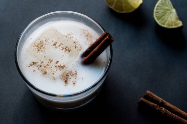 Horchata kabuk tarçın ve limon ile.