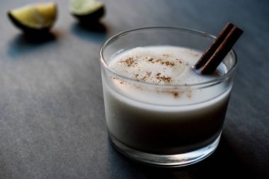 Horchata kabuk tarçın ve limon ile.
