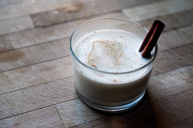 Horchata kabuk tarçın ve buz ile.
