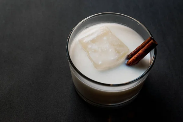 Horchata mit Zimtstange und Eis. — Stockfoto