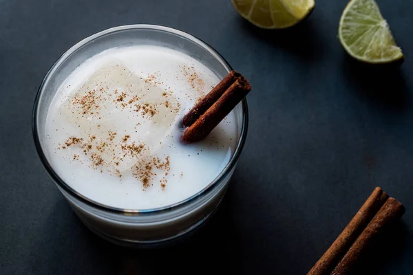 Horchata met kaneelstokje en kalk. — Stockfoto