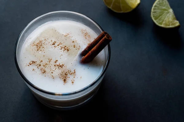 Horchata mit Zimtstange und Limette. — Stockfoto