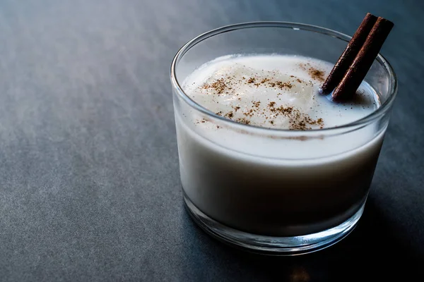 Horchata met kaneelstokje en ijs. — Stockfoto