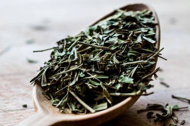 Tahta kaşık tarhun baharat / Tarhun Otu.