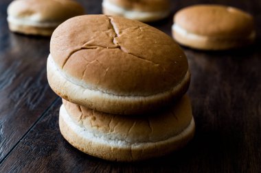 Hamburger ekmeği ve ekmek yığını.