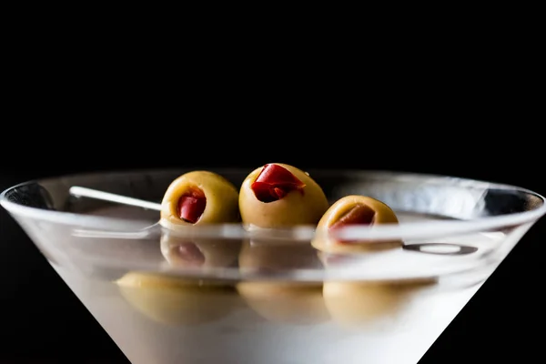 Klassieke Dry Martini met olijven. — Stockfoto