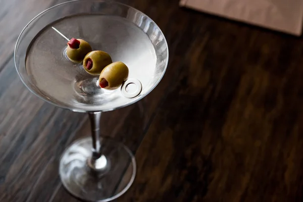 Klassische trockene Martini mit Oliven. — Stockfoto