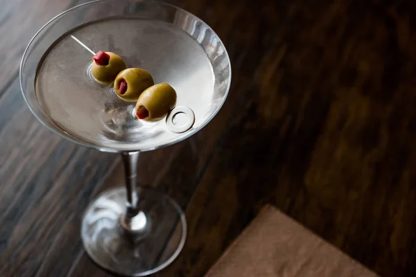 Martini seco clássico com azeitonas . — Fotografia de Stock