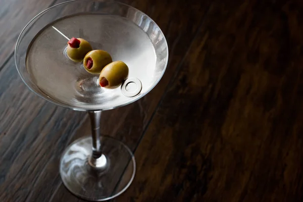 Martini seco clássico com azeitonas . — Fotografia de Stock