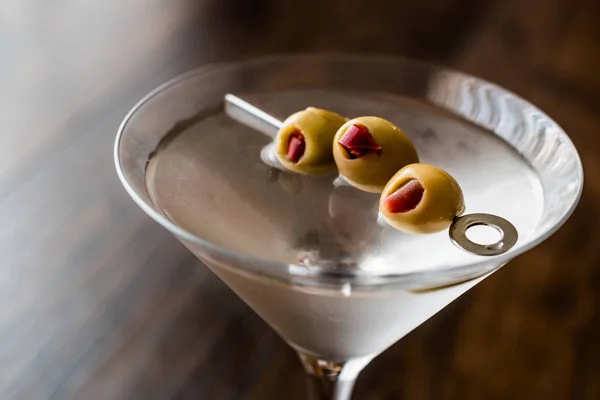 Klassieke Dry Martini met olijven. — Stockfoto