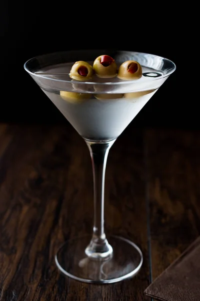 Klassische trockene Martini mit Oliven. — Stockfoto