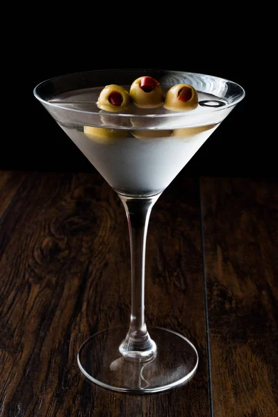 Klassische trockene Martini mit Oliven. — Stockfoto