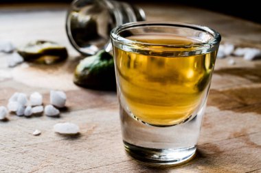 limon ve tuz ile tekila shot.