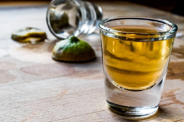 Tequila shot med lime och salt. — Stockfoto