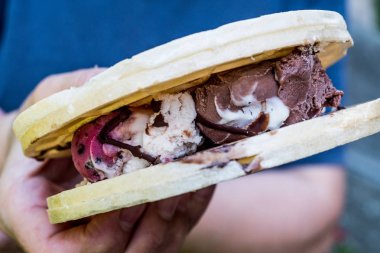 Halva ice cream sandwich / Kagit helva arasi dondurma.