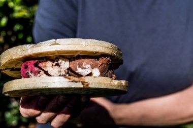 Halva ice cream sandwich / Kagit helva arasi dondurma.