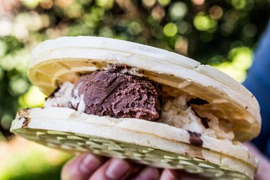 Halva ice cream sandwich / Kagit helva arasi dondurma.