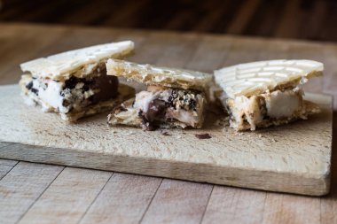 Halva ice cream sandwich / Kagit helva arasi dondurma.