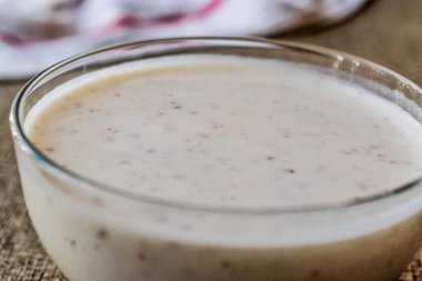 Organik probiyotik süt kefir ile cam kase içinde keten tohumu.