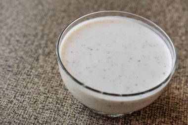 Organik probiyotik süt kefir ile cam kase içinde keten tohumu.