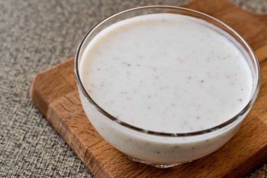 Organik probiyotik süt kefir ile cam kase içinde keten tohumu.