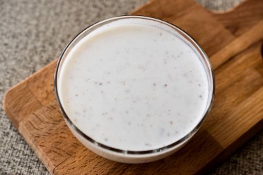 Organik probiyotik süt kefir ile cam kase içinde keten tohumu.