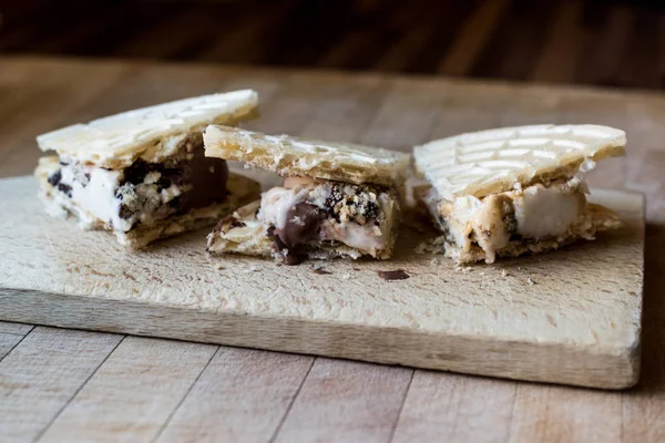 Halva ice cream sandwich / Kagit helva arasi dondurma.