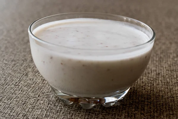 Kéfir de leche probiótica ecológica con semillas de lino en un recipiente de vidrio . —  Fotos de Stock