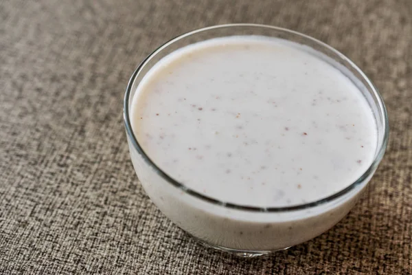 Organik probiyotik süt kefir ile cam kase içinde keten tohumu.