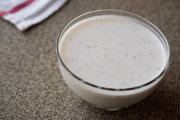 Kefir di latte probiotico biologico con semi di lino in ciotola di vetro . — Foto Stock