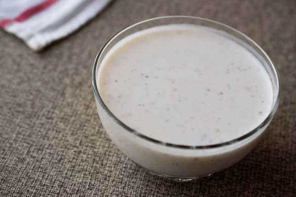 Bio-probiotisches Milchkefir mit Leinsamen in Glasschale. — Stockfoto