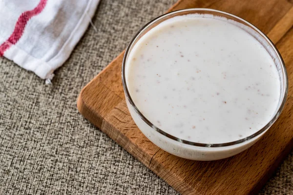 Biologische probiotische melk kefir met lijnzaad in glazen kom. — Stockfoto