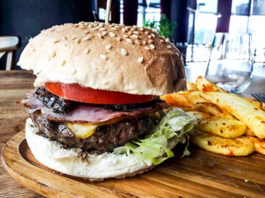 Füme et ve patates kızartması restoranda hamburger.