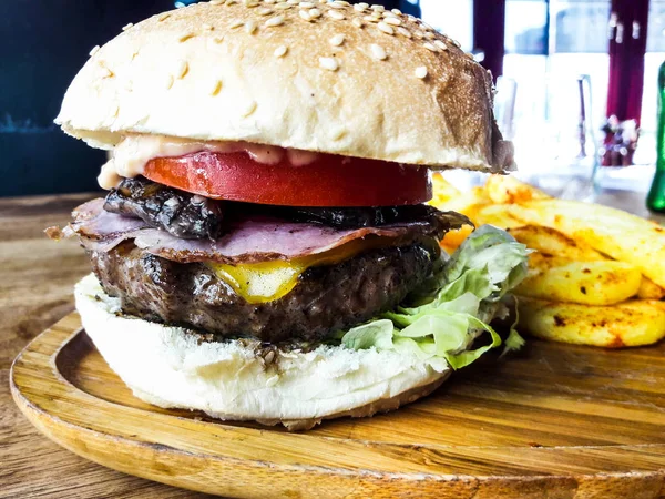 Füme et ve patates kızartması restoranda hamburger.