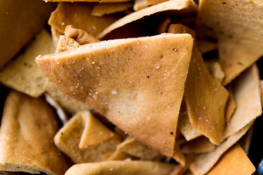 Pide ekmek fiş ya da atıştırmalık bir ahşap kase.