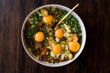 Hammaddelerini yumurta karışık Frenk soğanı, soğan, parlsey ve biber ile Türk gıda Mucver tarifim.