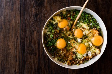 Hammaddelerini yumurta karışık Frenk soğanı, soğan, parlsey ve biber ile Türk gıda Mucver tarifim.