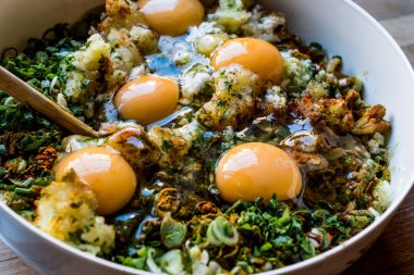 Hammaddelerini yumurta karışık Frenk soğanı, soğan, parlsey ve biber ile Türk gıda Mucver tarifim.